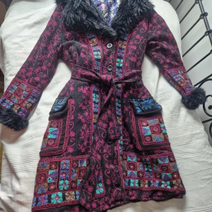 Hippie insperarad jacka - En vacker vintage kappa med en mjuk pälskrage och vackra broderier från indiska. Den är i storlek M men jag skulle säga att den passar i större storlek också den har en bra passform med en bekväm längd. Mycket sparsamt använd, hel och fräsch! 