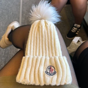 Moncler mössa  - Jätte fint skick, enbart använd två gånger
