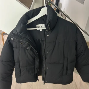 Pufferjacka  - Svart pufferjacka från NAKD! Perfekt inför vintern, superskön, storlek 32⛄️