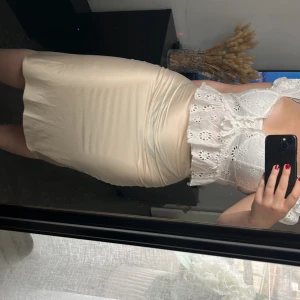 Kjol - Midikjol från Chiquelle i strl M, använd nån enstaka gång så bra skick. Silkesmaterial med dragkedja och resårband i midjan💛