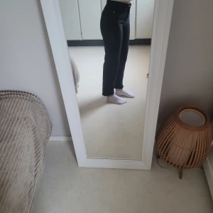 Svarta jeans - Nu säljer jag mina Svarta jeans från lager 157 då de är för korta i benen på mig. De har tyvärr inte blivit särskilt använda pågrund av detta och har därför inget slitage. Dom är som nya.💫