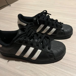 Adidas superstar skor - Svarta adidas superstar i storlek 37 1/3, små tecken på användning men inget märkvärdigt💕