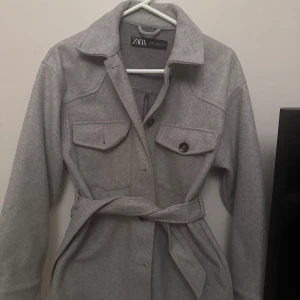 Zara kappa kort  - Bra skick Passar bra till både höst och vinter Storlek M Knappen åt vänster sitter kvar (den täcks bara av fickan)  Knappast använd 