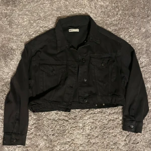 Cropad svart jeans jacka , Gina Tricot stl S💕 - Säljer en cropad svart jeans jacka i stl S. Pga använder inte. Använt 2 ggr💓