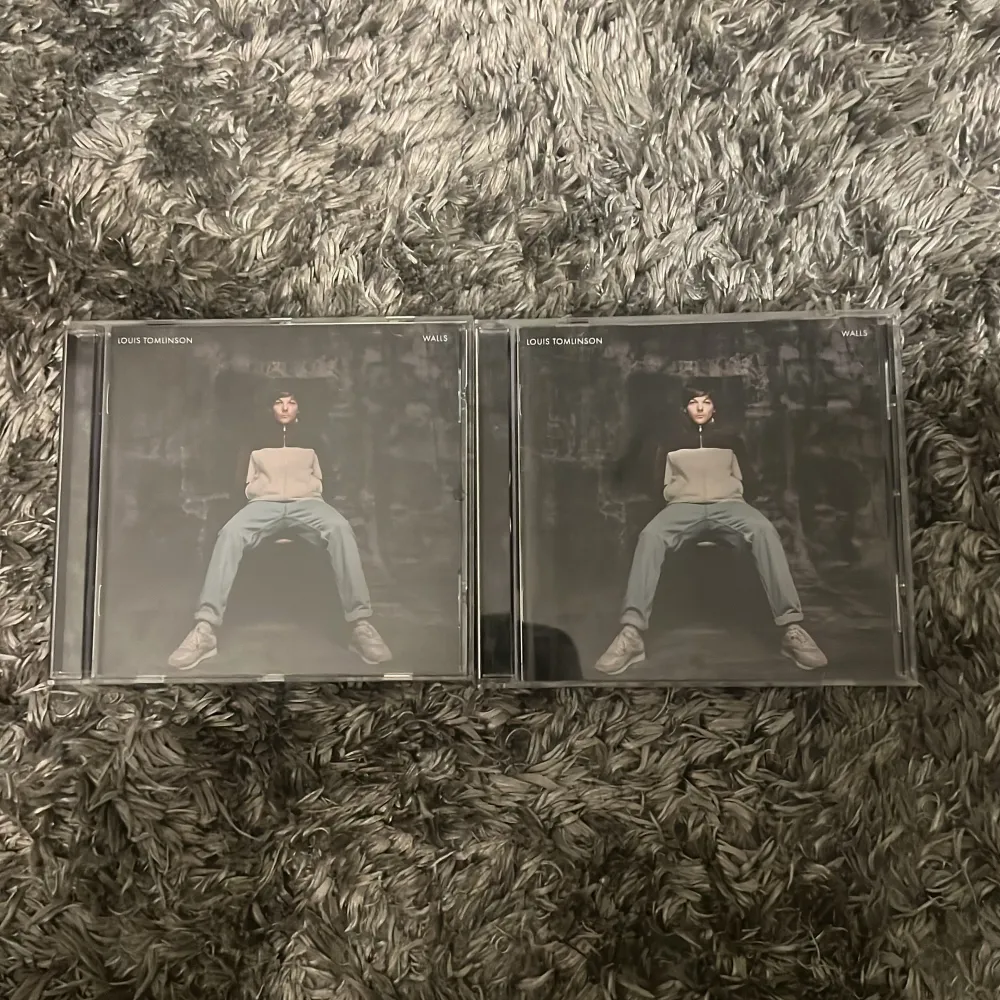 2 Louis Tomlinson cd-skivor 💿  Albumet Walls! Säljer endast tillsammans . Övrigt.