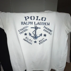 Sällsynt ralph lauren t-shirt - Det är en svåråtkomlig tischa med bra passform, jag säljer den såpass billigt eftersom att den inte passade mig. Den är dock väldigt bra skick och jag fraktar inom 48 timmar efter du har betalat!
