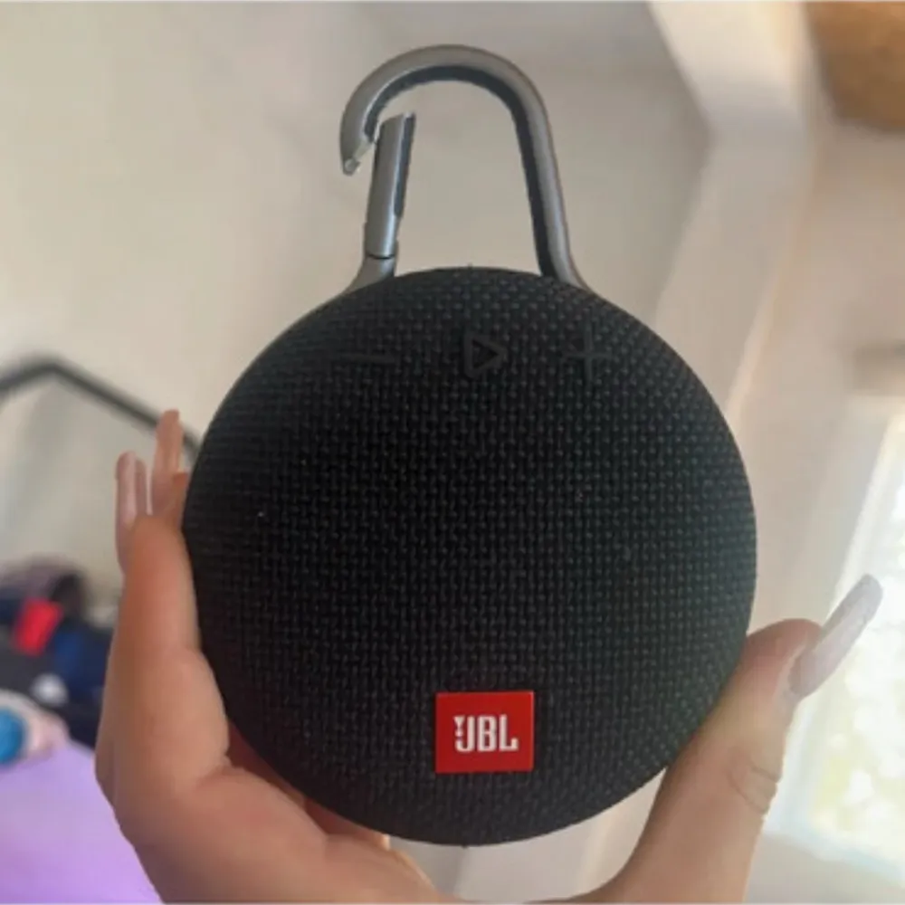 en jbl högtalare som funkar utmärkt, pris går att diskuteras om.. Accessoarer.