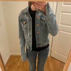 Blå jeansjacka  - Fin blå jeansjacka! Allmänt bra skick😃själv e jag 158cm lång