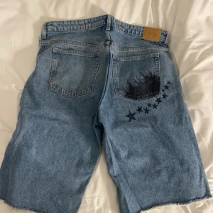 Custom gjorda baggy 2yk jorts - Baggy jorts knälånga med snyggt målat på bakfickan. 
