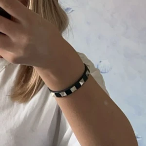 Valentino armband  - Säljer mitt valentino armband som köptes förra sommaren!!🙌🏼 Självkart äkta och finns bevis för det!