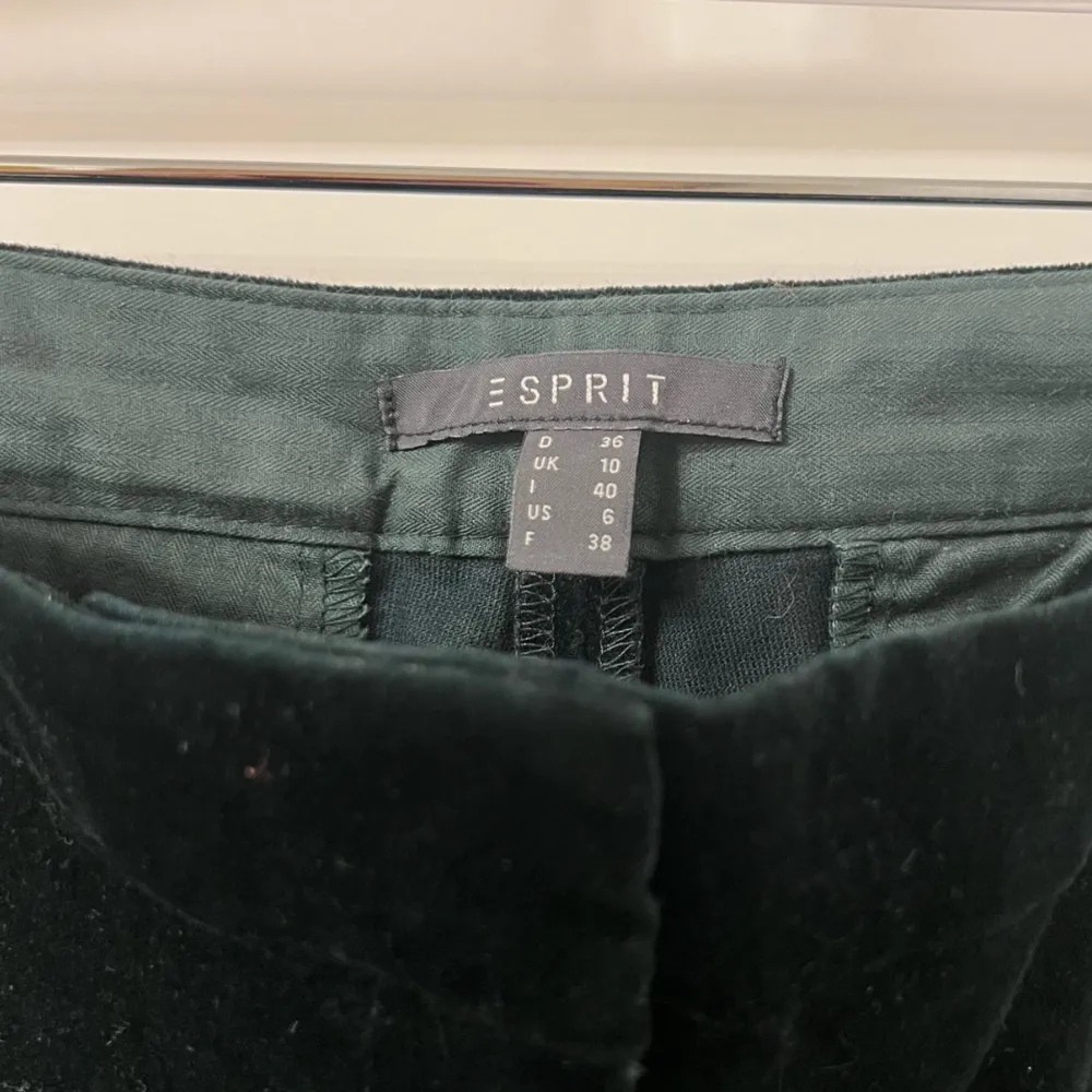 Nya byxor av velvett från Esprit  Strl 36 ordinarie pris 800 kr . Jeans & Byxor.