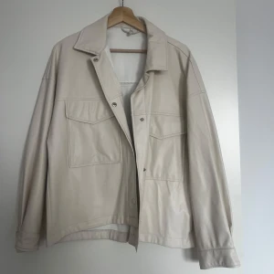Beige jacka  - Säljer denna jackan i superfint skick😍 frågor eller prisförslag?
