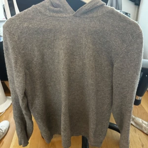 Oscar jacobsson kashmir hoodie - Tja säljer nu min kashmir hoodie från oscar jacobsson!, OBS! De står att den är i M men har krympt i tvätten så den sitter som Xs/S