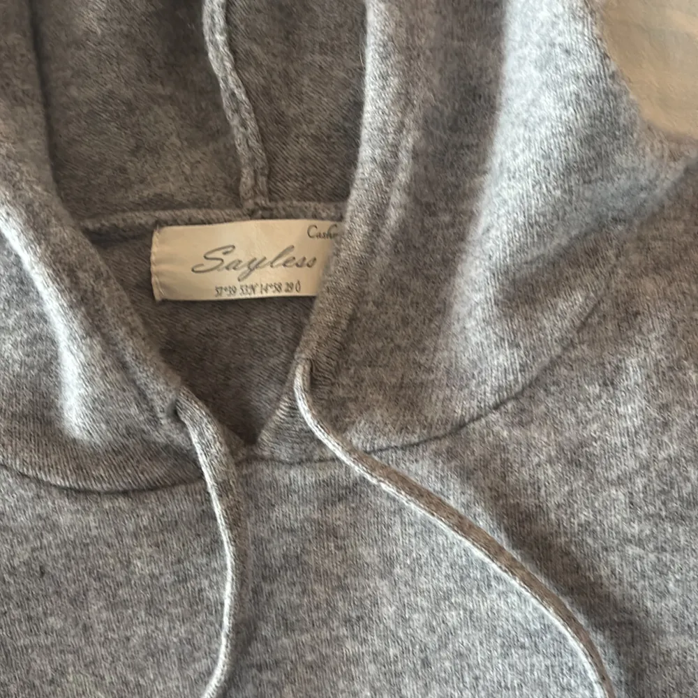 Sayless hoodie i grå. Storlek M, Helt ny aldrig knappas används, passar lite mindre så S. Köptes för 899kr. Mitt pris = 699 kr. Lägre pris vid snabb affär. Hoodies.