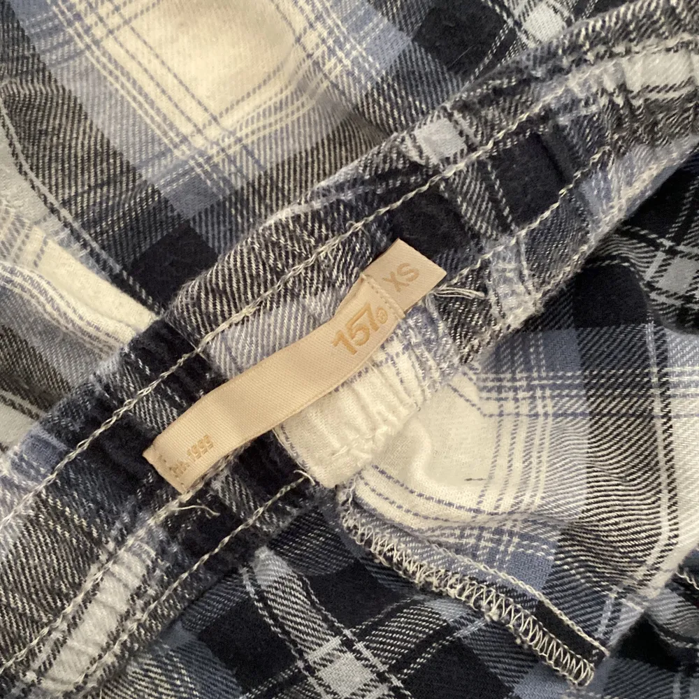 Mjukisbyxor/pyjamasbyxor från lager 157, har inte använt dom så mycket så dom är i bra skick. Passar bra i längd för mig som är 164. Jeans & Byxor.