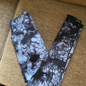 Träningstajts med scrunsh - Träningsbyxor i storlek S, köpta på Amazone och använda typ två gånger. är som nya 