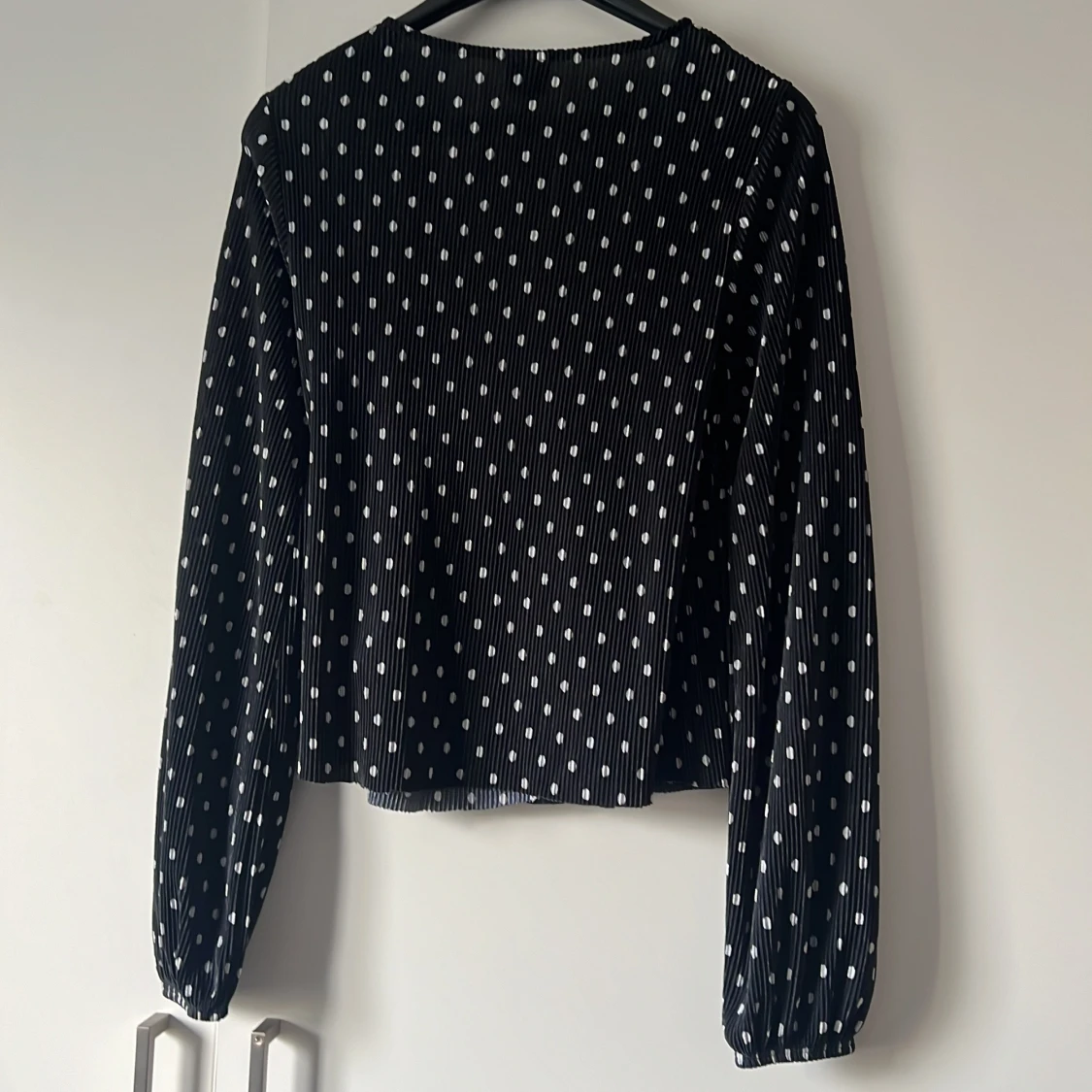 Svart omlottopp med prickar från Gina Tricot - 90