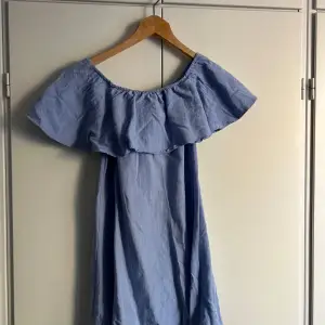 Säljer en superfin ljusblå offshoulder klänning från Mia. Perfekt för sommardagar med sin luftiga design och mjuka material. Klänningen har en volangdetalj runt axlarna 💙🥰