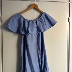Ljusblå offshoulder klänning från Mia, går även att använda som en tunika🥰💙 - Säljer en superfin ljusblå offshoulder klänning från Mia. Perfekt för sommardagar med sin luftiga design och mjuka material. Klänningen har en volangdetalj runt axlarna 💙🥰