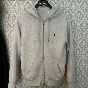 Ralph lauren hoodie - Ralph lauren hoodie i bra skick. Storlek xs men sitter som en S. Bara att skriva vid frågor🙌🏻