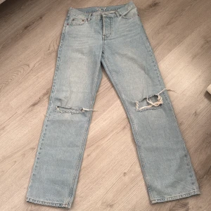 Ett par junkyard, nevermind jeans i storlek 28 - Ett par junkyard jeans, storlek 28, har använt en gång! 