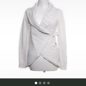 Söt vintage kofta 🫶🏼 - Säljer denna fina vintage koftan 🙌🏽