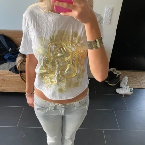 Guldig t-shirt - Vit t-shit med guld tryck
