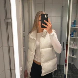 Krämvit väst från Bikbok - Krämvit väst från Bikbok