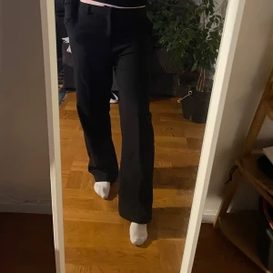 Kostymbyxor  - Svarta kostymbyxor från Gina tricot i storlek 36 