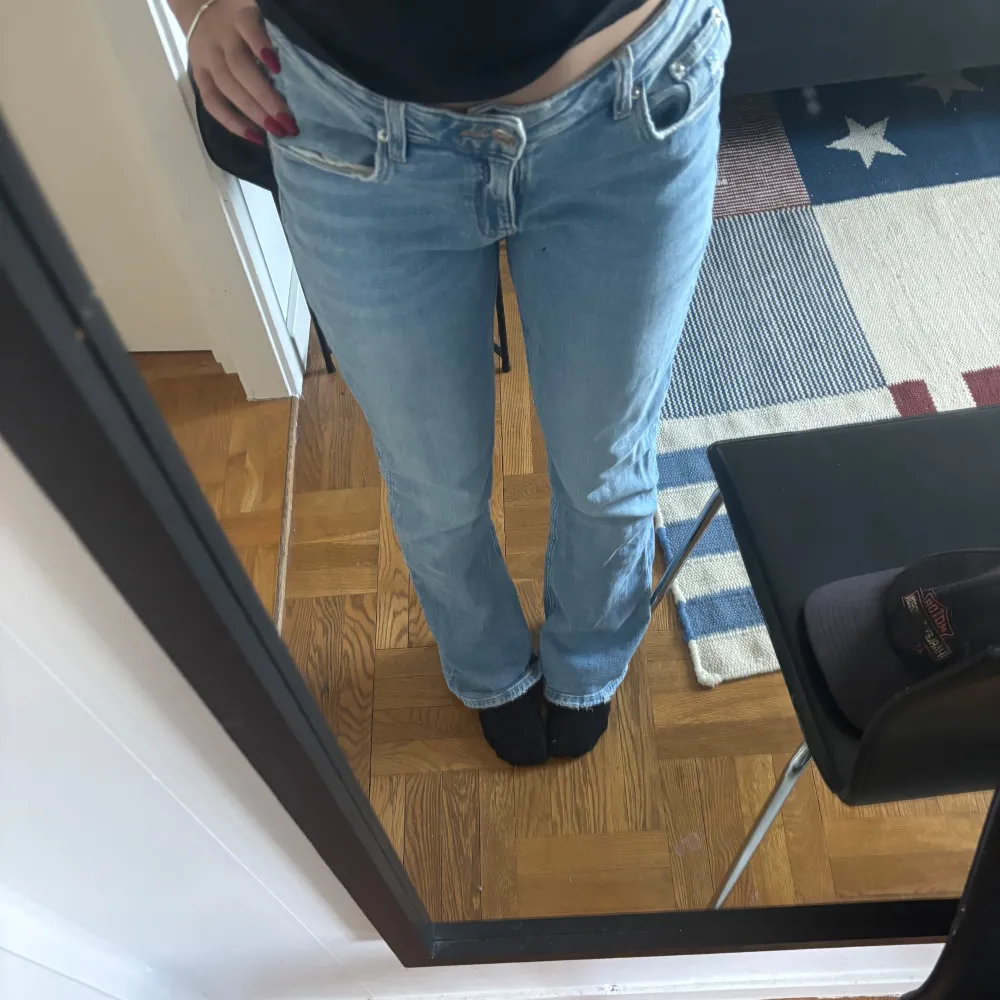 Säljer dessa HELT NYA (endast testade)  blåa low waist bootcut jeans då jag inte funnit användning för det. Storlek 164 (xs). Jeans & Byxor.