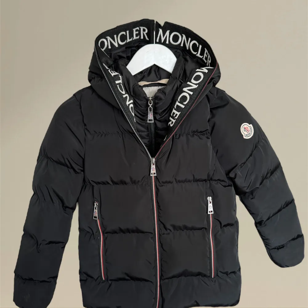 Moncler jacka för barn, 9-10 år säljes i nyskick, endast använd en gång. . Jackor.