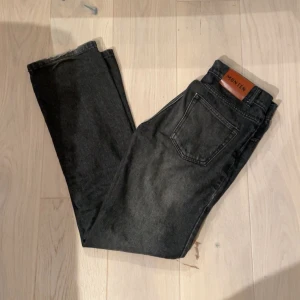 Monten jeans - Limited edition Monten jeans, as sköna Monten baggy jeans med en nice vit tvätt till sig, nypris 1200 kr, säljs inte längre och kommer aldrig att göras igen. (Finns lite slitage kolla bilderna). Hör av er i dm vid minsta fråga eller fundering💯
