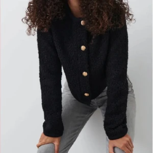 Teddy kofta  - Säljer denna super fina Teddy koftan från ginatricot lånad bild så skriv ifall ni vill ha någon privat bild💞