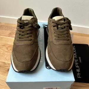 Philippe model - Tjena! Säljer nu ett par helt nya Philippe model skor i storlek eu: 42, perfekt nu till vintern. Hör gärna av dig om du har några frågor eller funderingar!