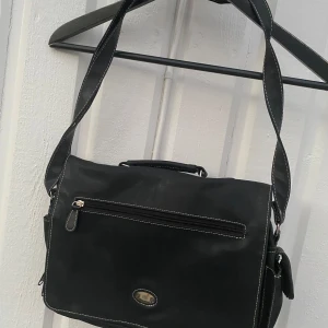 Vintage väska  - Vintage väska, slitage finns. Annars bra skick. Kan fota fler bilder vid intresse! 