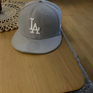 New Era fitted cap - Tjena säljer min feta New Era keps då den ej passar mitt huvud, kepsen är köpt från hat store och endast provad utav mig 7 1/8 eller 56.8 cm storlek Hör av dig för frågor, Fast pris.