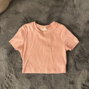 Rosa Topp - Supersöt rosa topp från H&M i stl XS.🎀