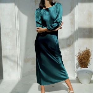 Grön satin klänning - Modern grön satin klänning, perfekt för dig som inte vill visa för mycket hy men ändå se elegant och fin ut. Även bra inför hösten. Säljer då den blev för små på mig. Size 14 det ingår size chart i sista bilden. Aldrig använt. Köpt för 1500kr