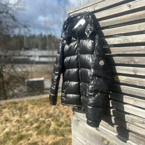Moncler maya - Hej säljer nu den bästa jackan jag har ägt då jag är sugen på något nytt, det är ett litet hål i vänster jackficka (inget man tänker på) så där av priset. Tveka inte på att höra av er med frågor eller bytes förslag 