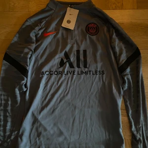 Nike-psg - Hej säljer den här Nike tröjan som aldrig har använts. Säljs pågrund av fel storlek, storleken är S. Den är as snygg och jätte skön. Materialet på tröjan är träningsmaterial. 🚨säljs snabbt🚨!!