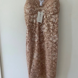 Nly One beige klänning, storlek L - Snygg och elegant klänning med spets och paljetter. Perfekt för festliga tillfällen.