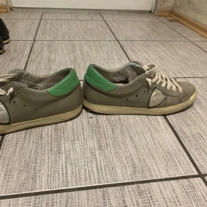Phillips Model PSRX - Säljer ett par Phillipe model skor, säljs i befintligt skick, skriv om du har frågor/vill ha bilder Liten defekt på mockan men inget som syns. Skosnören byts självfallet gratis.Vill sälja fort så kan gå ner i pris. Låda ingår, mycket att ge Mvh Elton