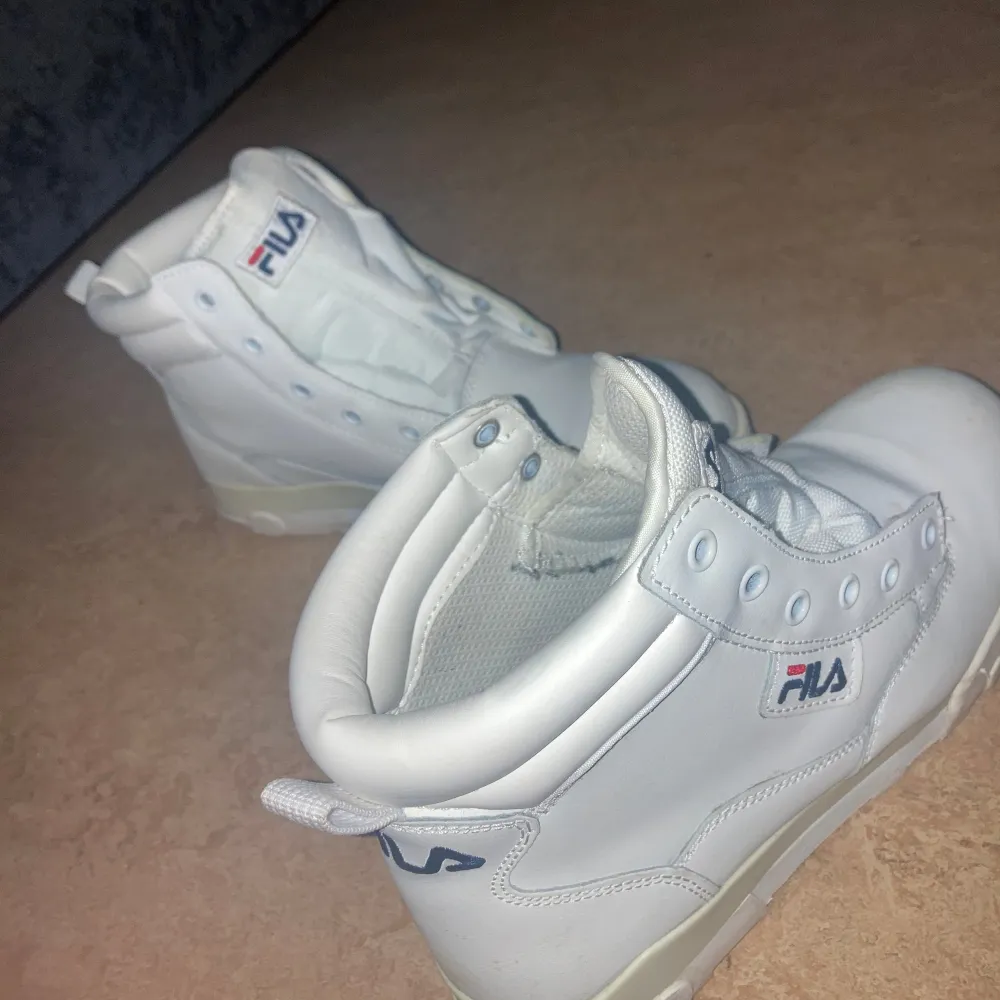 Fila skor i fint skick saknas skosnören nypris 600 . Skor.