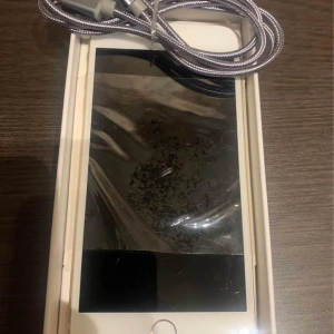 iphone 6 plus  - iphone 6 plus 64gb guld färje funkar bra finns ladare och kartong med kvitto och special wirless hörlare med två ska en planbok och en vanligt skal 