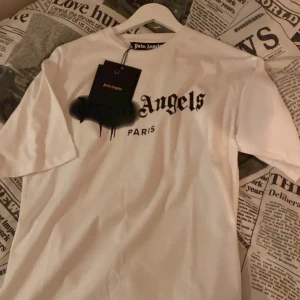 Palm angels T-shirt - Tjenare! säljer nu min helt nya Palm angels T-shirt pga att det är för stor mig men qr scan funkar som den ska(rep) Tröjan är i storlek S men sitter mer som M  kan även tänka mig att gå ner lite i pris vid snabbaffär💸