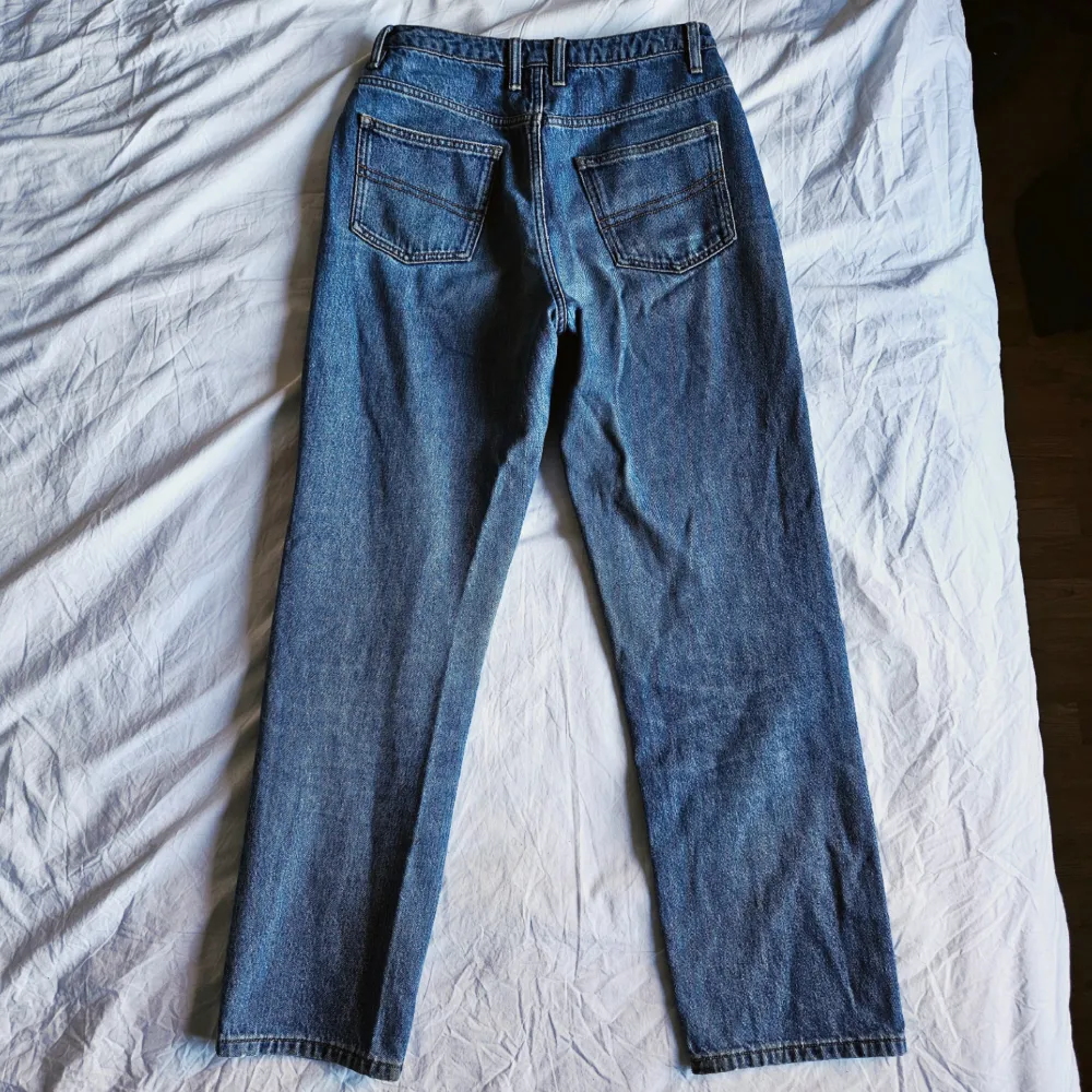 Ett par högmidjade jeans i storlek 28/32. Använda men bra skick!  Midja: 36 cm Ytterbenlängd: 102 cm Innerbenlängd: 72 cm. Jeans & Byxor.