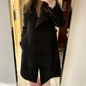 Kappa/rock - Svart lång kappa från H&M! Använt sparsamt så är i perfekt skick. Perfekt för hösten. Köptes för ca 700kr