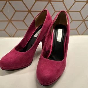 Cerisa pumps 38 - Cerise pumps från Vox. St 38, lite använda fina