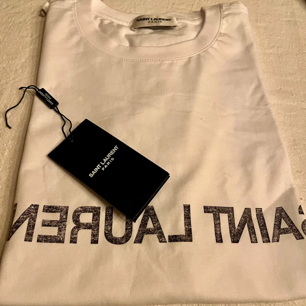 Enkel och tvärfet Saint Laurent Tee i storlek M. Tags Finns. Priset kan diskuteras 💫 . T-shirts.