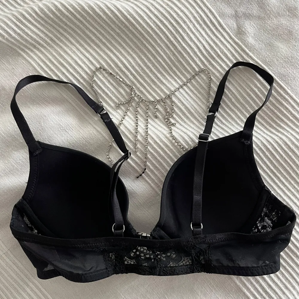 Fint underklädesset från Hunkemöller. Bh i storlek 70b och trosor storlek M. Knappt använd. Det finns kedjor med ”diamanter” på som man kan knäppa fast och ta av. Obs det har lossnat en liten bit till kedjan till bh:n. Muu.
